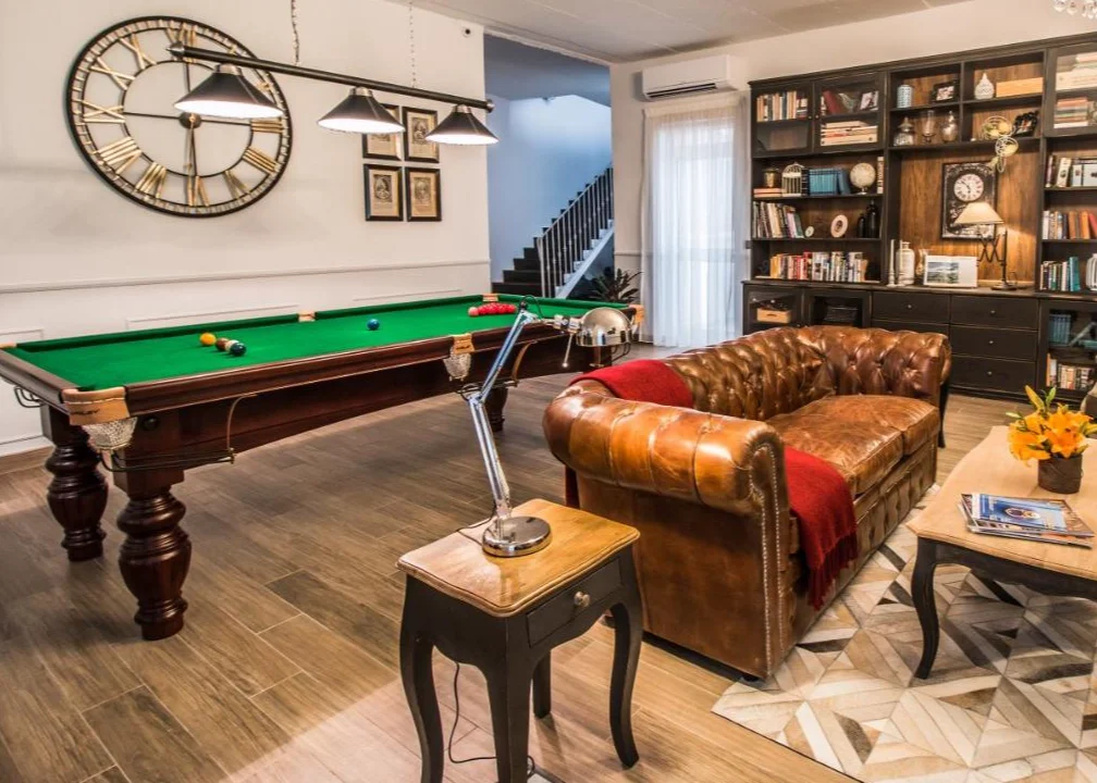 Hotel De Rohan B&B | zithoek met pooltafel